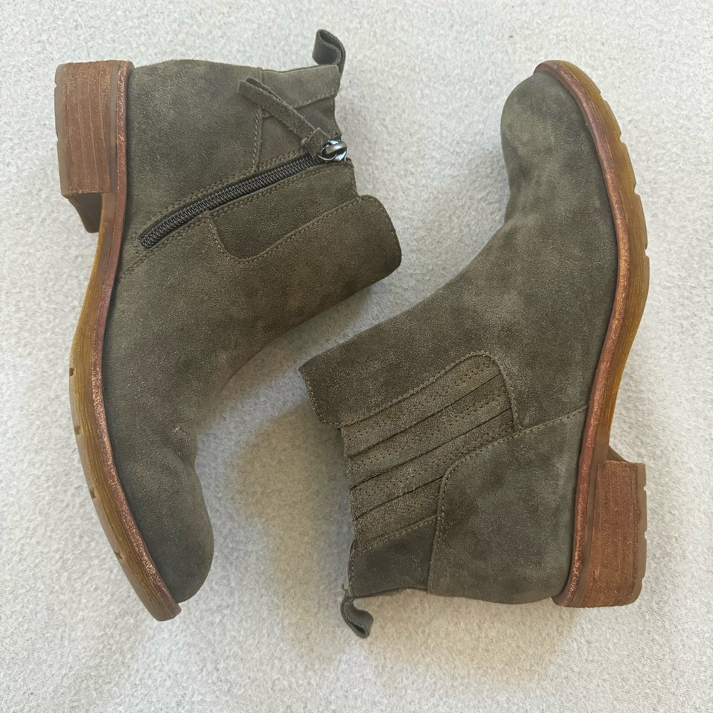 Sofft Suede Leather side zip Ankle Bootie olive green women’s 7 comfort western